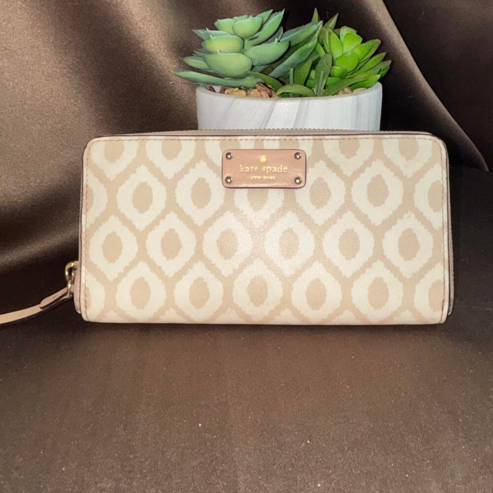 Kate Spade $158 wallet needs cleaning but no other callouts
